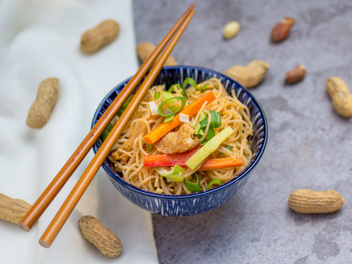 Asiatischer Glasnudelsalat mit Seitan