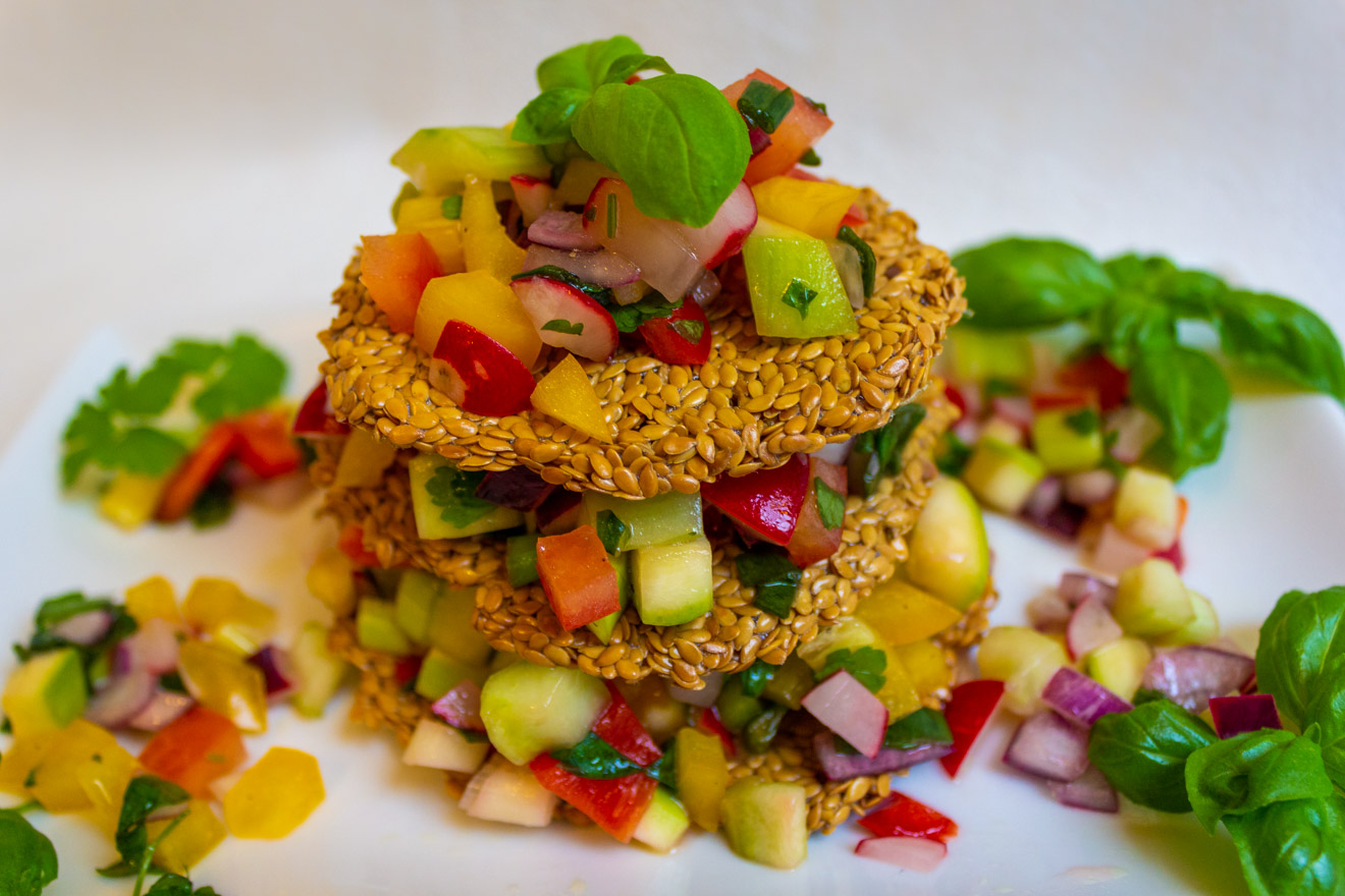 Bunter Gemsesalat mit Leinsamenkncke