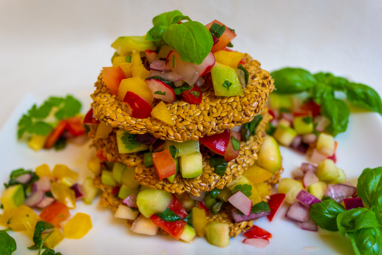 Bunter Gemüsesalat mit Leinsamen Knäcke