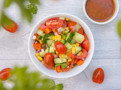 Bunter Sommersalat mit Tomatendressing