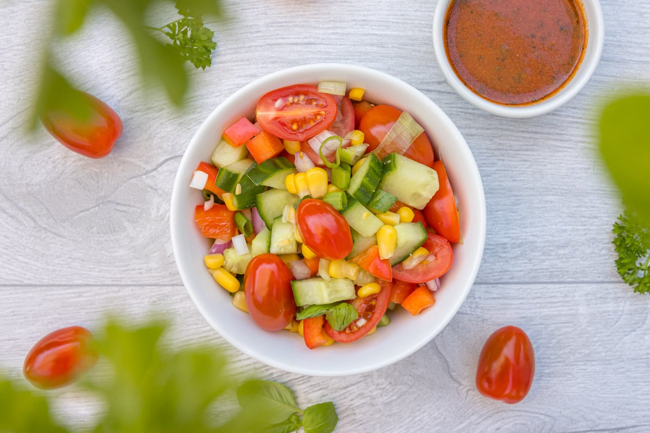 Bunter Sommersalat mit Tomatendressing