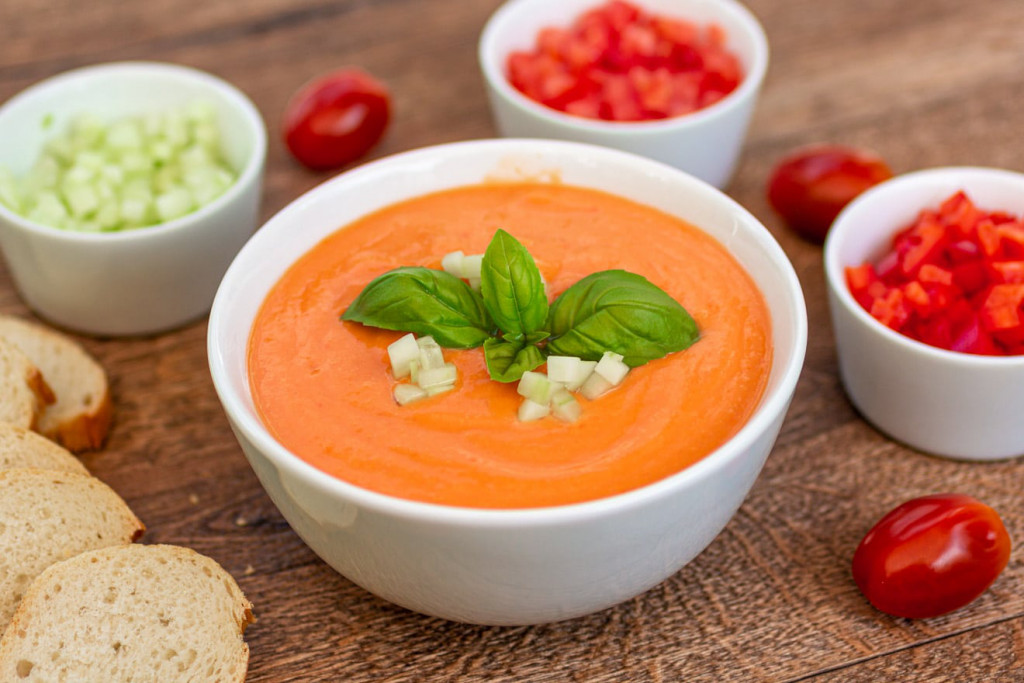 Stilvolle Kalte Helle Suppe Aus Andalusien Bild