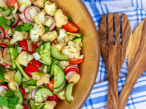 Gerösteter Blumenkohlsalat mit viel Gemüse