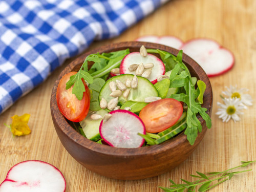 Rucolasalat mit Radieschen und Tomaten