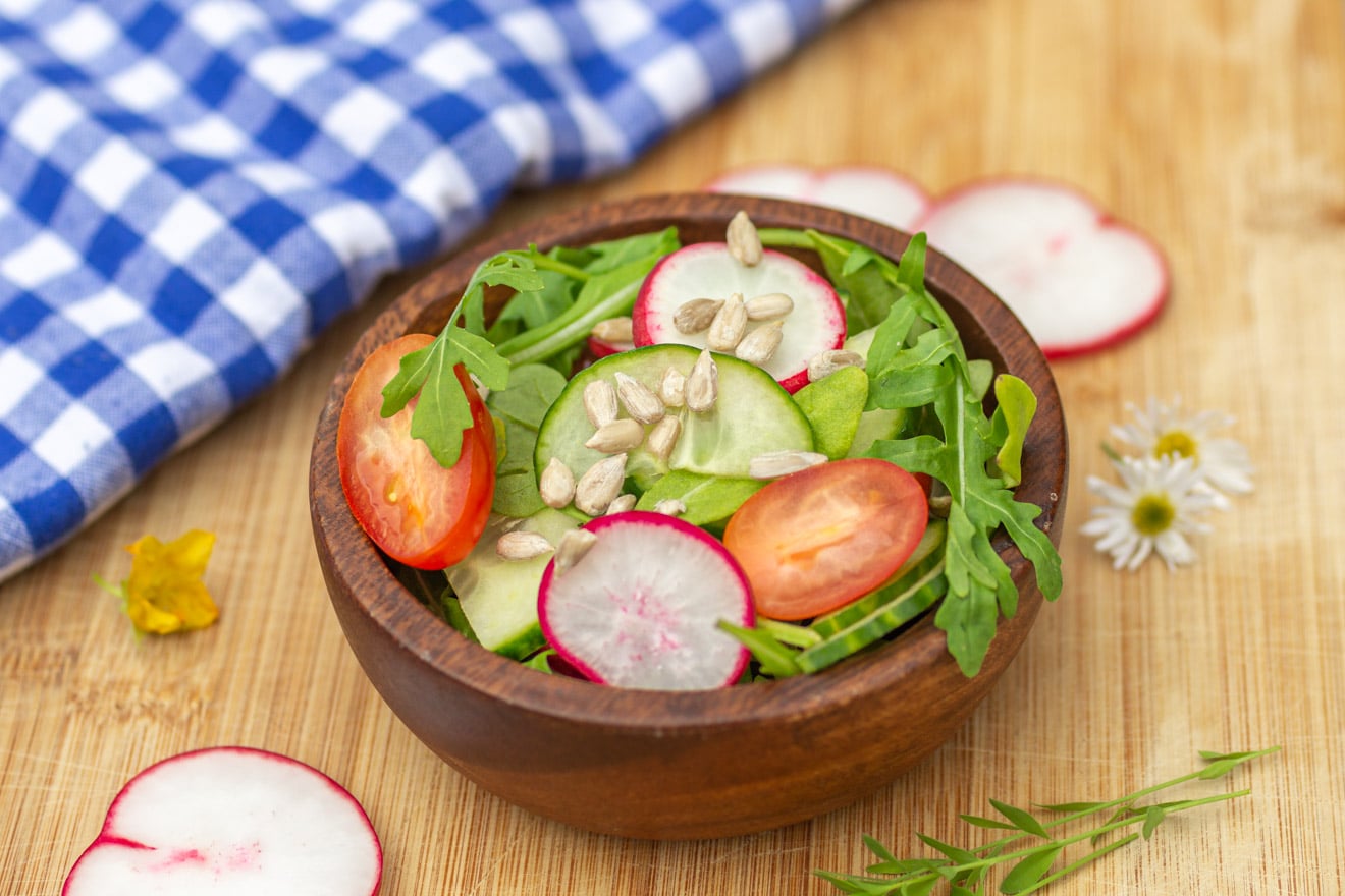 Rucolasalat mit Radieschen und Tomaten