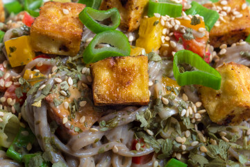 Soba Nudelsalat mit gebratenem Tofu