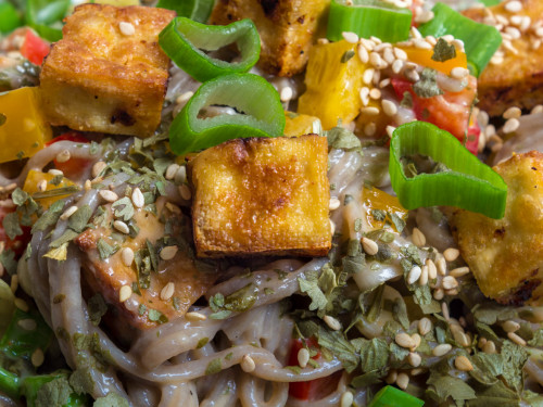 Soba Nudelsalat mit gebratenem Tofu