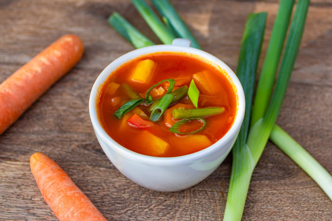 Vegane Gemüsesuppe mit Kartoffeln