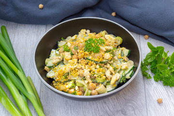 Veganer Gurkensalat mit Kichererbsen