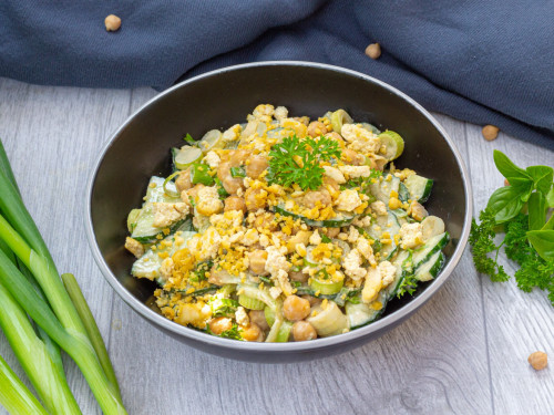 Veganer Gurkensalat mit Kichererbsen