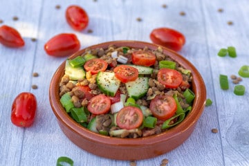 Veganer Linsensalat mit frischem Gemüse