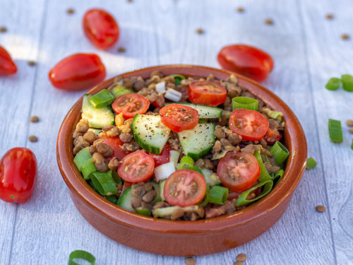 Veganer Linsensalat mit frischem Gemüse