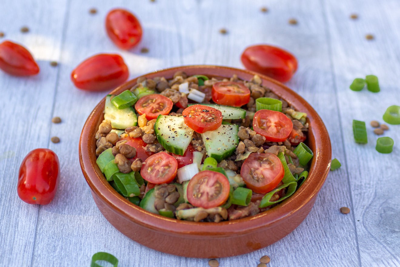 Veganer Linsensalat mit frischem Gemüse