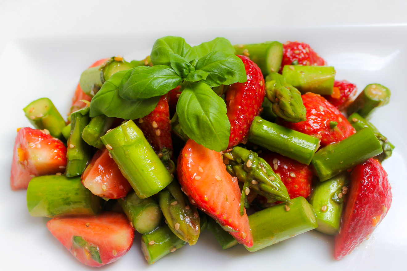Erdbeer Spargel Salat vegan