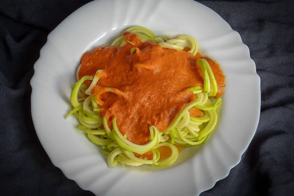 Rohkost Zucchini Spaghetti mit Soße - Mehr-als-Rohkost.de