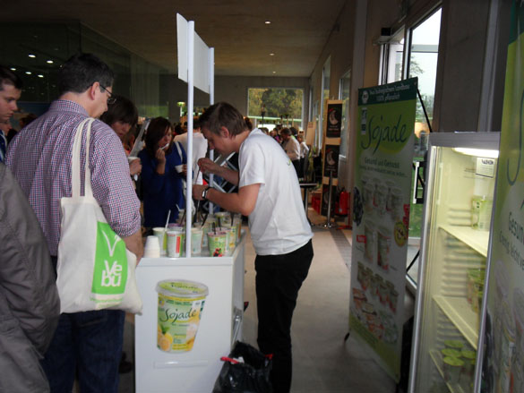 Probieren am Stand von Sojade Probieren am Stand von Sojade
