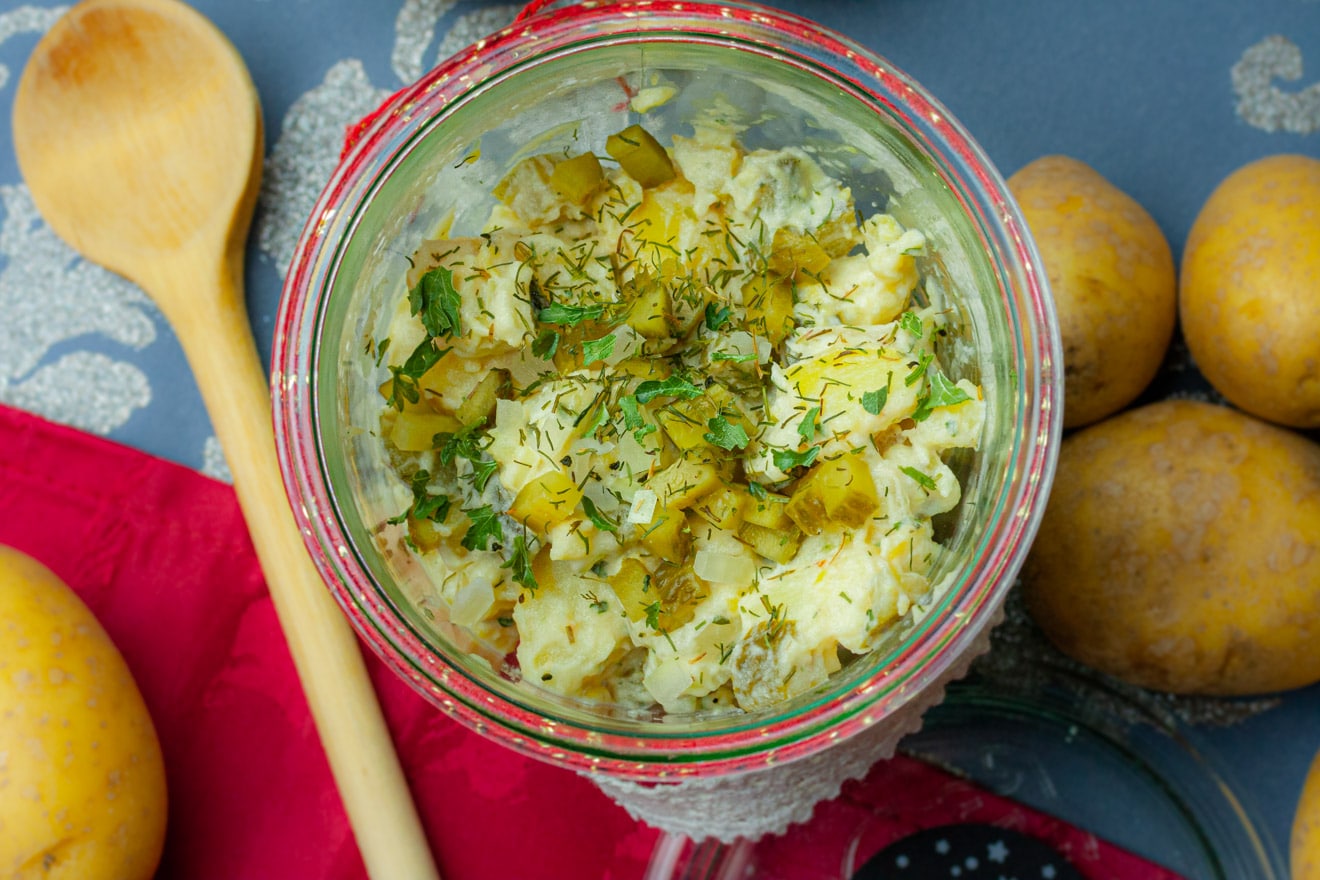 Veganer Kartoffelsalat mit Rohkost Mayonnaise